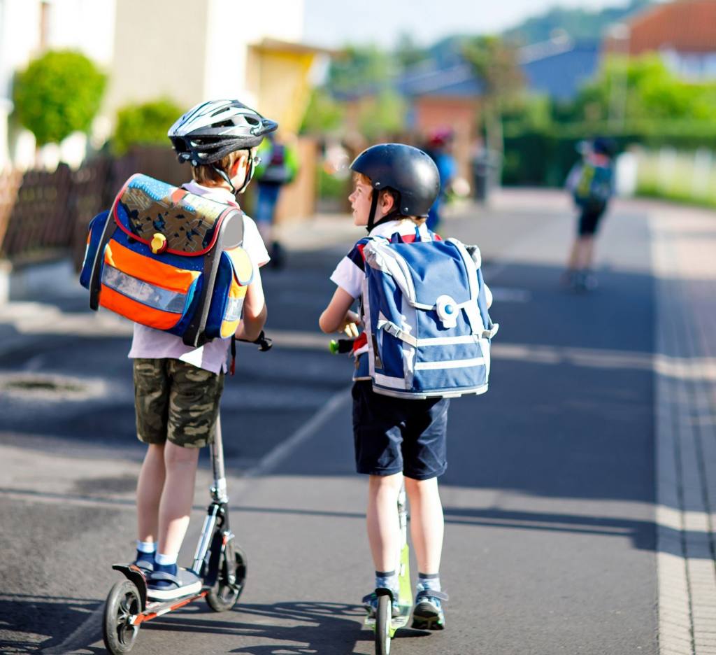 Ein junger Junge auf einem Mini-Scooter